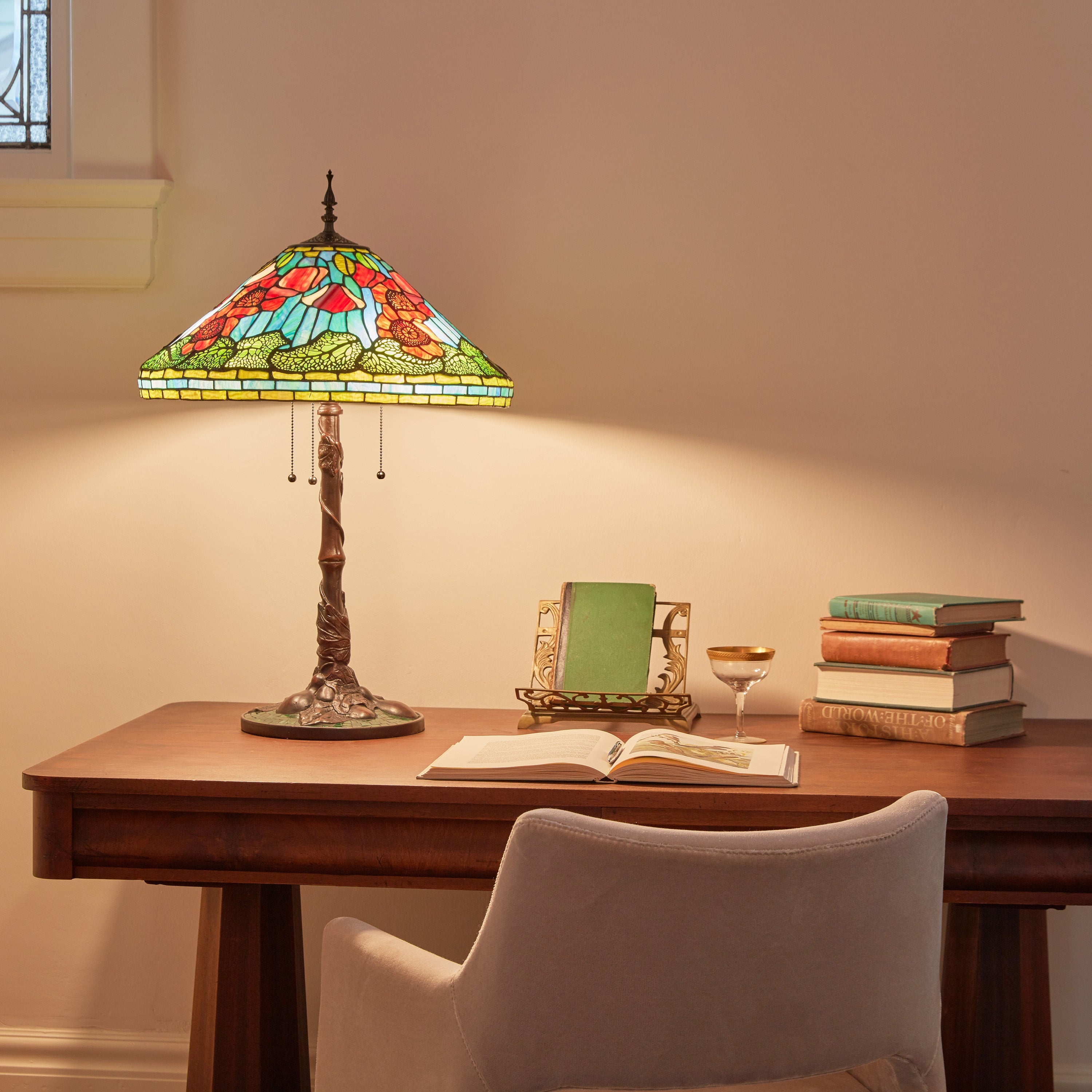 Poppies River of Goods Tiffany-Style Red， Green and Amber Stained Glass 29.5-Inch Table Lamp - 19.5